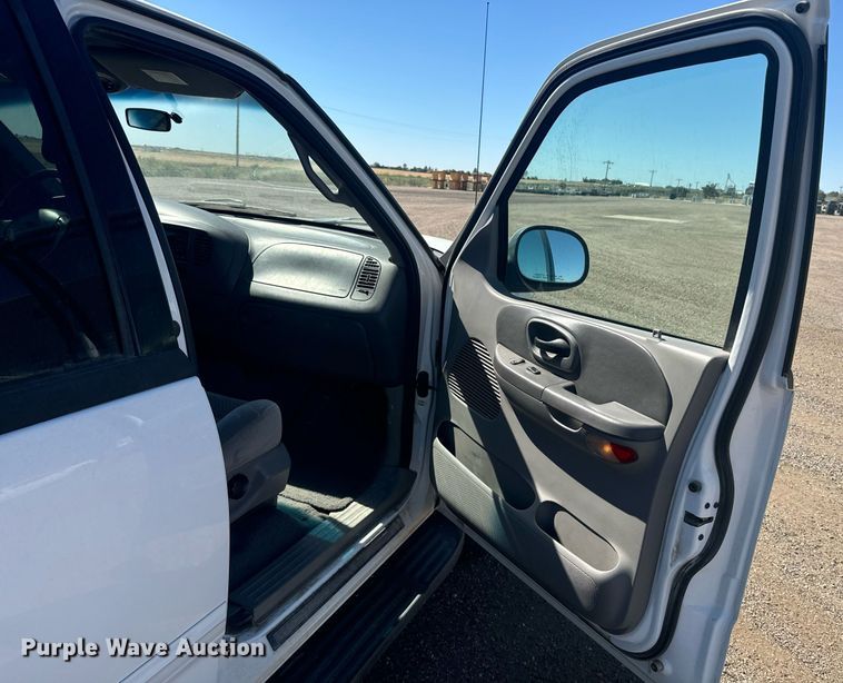 image for item EE7751 2001 Ford F150 XLT SuperCrew pickup truck