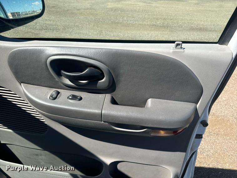 image for item EE7751 2001 Ford F150 XLT SuperCrew pickup truck