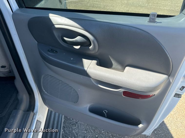 image for item EE7751 2001 Ford F150 XLT SuperCrew pickup truck