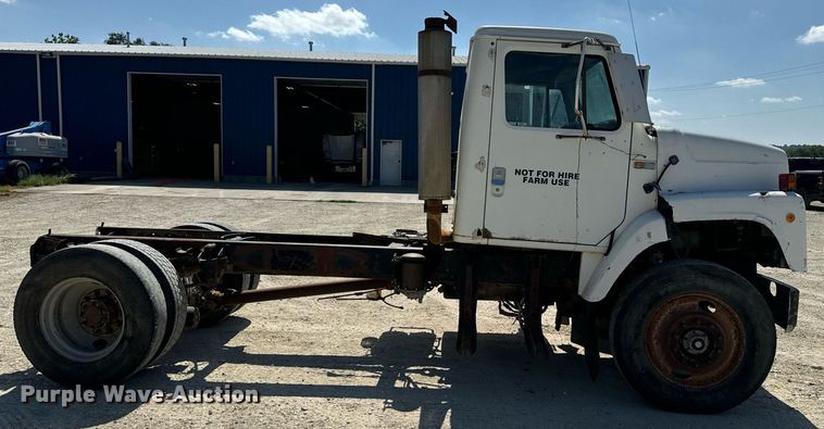 image for item EE7754 1985 International  2375 truck cab and chassis