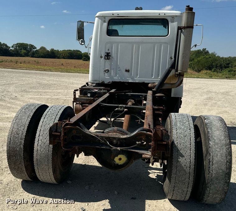 image for item EE7754 1985 International  2375 truck cab and chassis