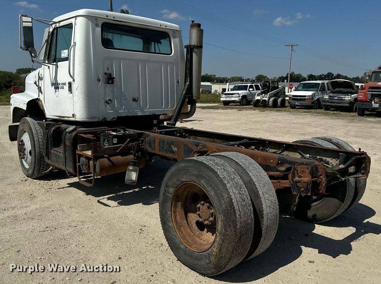 image for item EE7754 1985 International  2375 truck cab and chassis