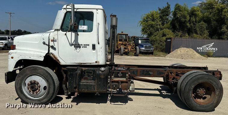 image for item EE7754 1985 International  2375 truck cab and chassis