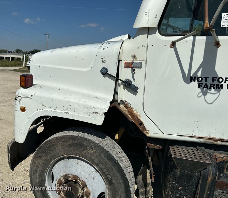 image for item EE7754 1985 International  2375 truck cab and chassis