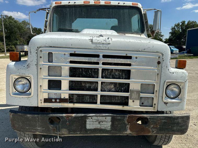 image for item EE7754 1985 International  2375 truck cab and chassis