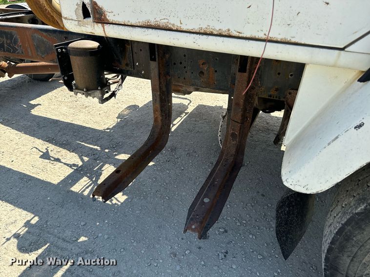 image for item EE7754 1985 International  2375 truck cab and chassis