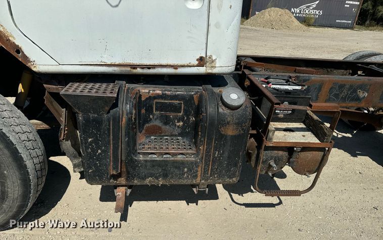 image for item EE7754 1985 International  2375 truck cab and chassis