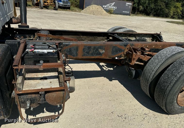 image for item EE7754 1985 International  2375 truck cab and chassis