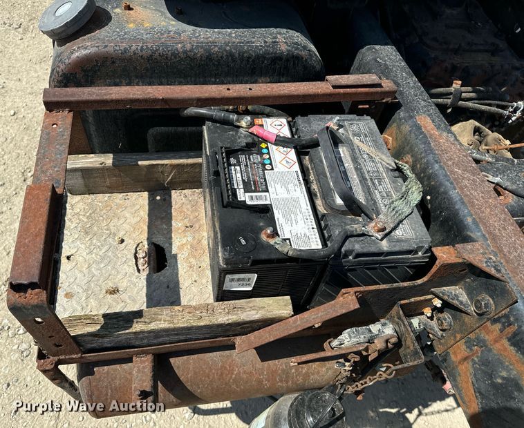 image for item EE7754 1985 International  2375 truck cab and chassis