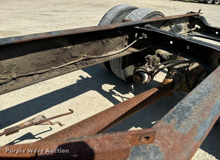 image for item EE7754 1985 International  2375 truck cab and chassis