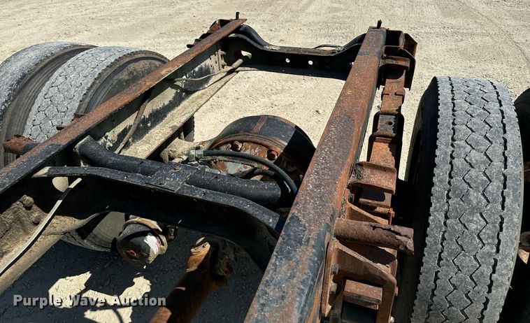 image for item EE7754 1985 International  2375 truck cab and chassis