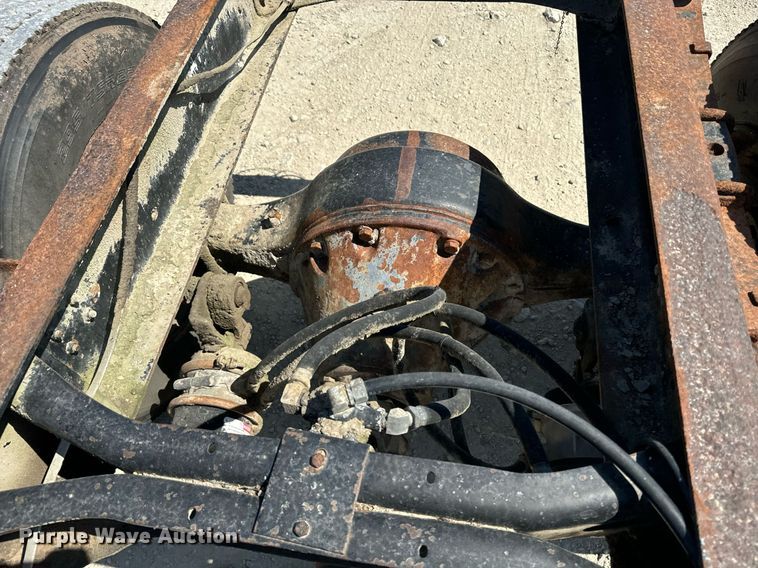 image for item EE7754 1985 International  2375 truck cab and chassis