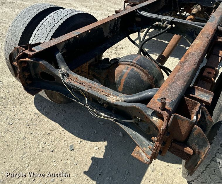 image for item EE7754 1985 International  2375 truck cab and chassis