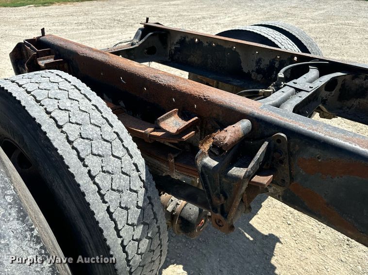 image for item EE7754 1985 International  2375 truck cab and chassis