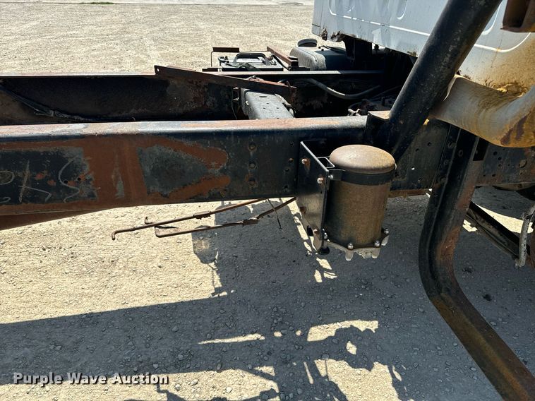 image for item EE7754 1985 International  2375 truck cab and chassis