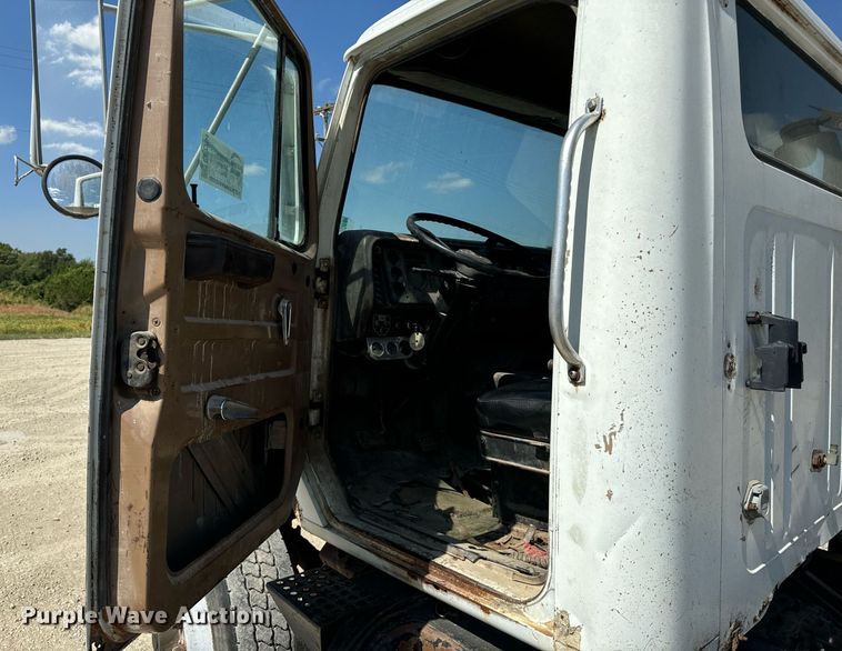 image for item EE7754 1985 International  2375 truck cab and chassis