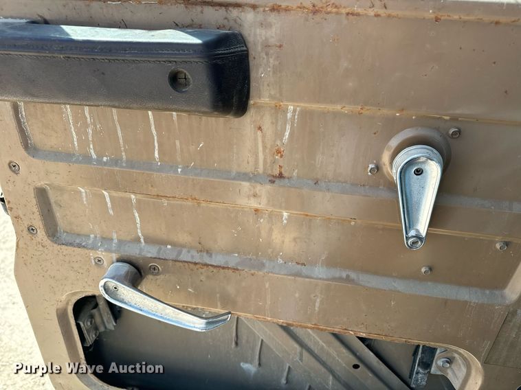 image for item EE7754 1985 International  2375 truck cab and chassis