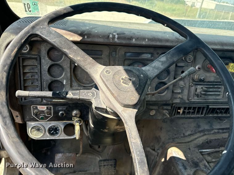 image for item EE7754 1985 International  2375 truck cab and chassis