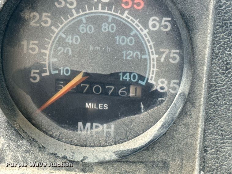 image for item EE7754 1985 International  2375 truck cab and chassis