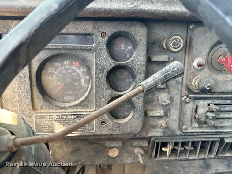 image for item EE7754 1985 International  2375 truck cab and chassis