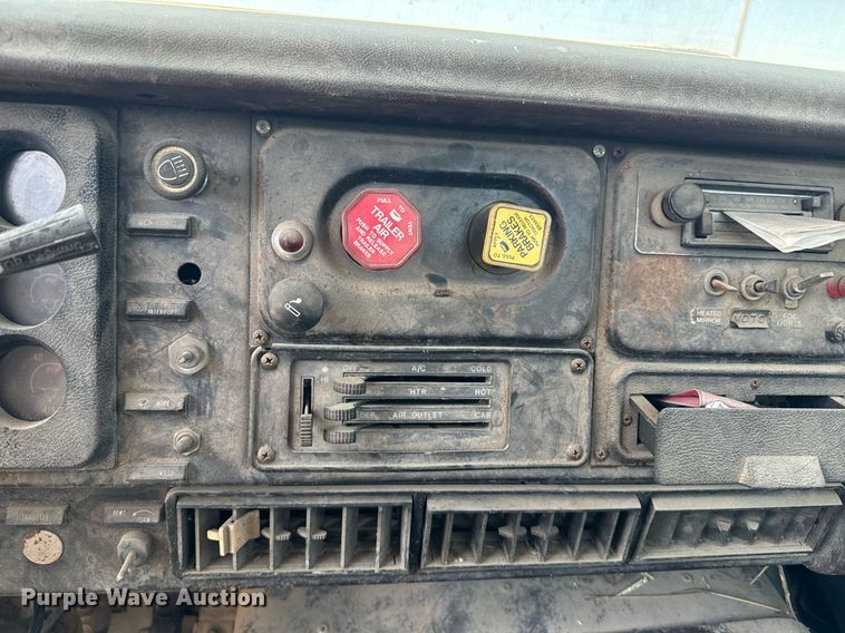 image for item EE7754 1985 International  2375 truck cab and chassis