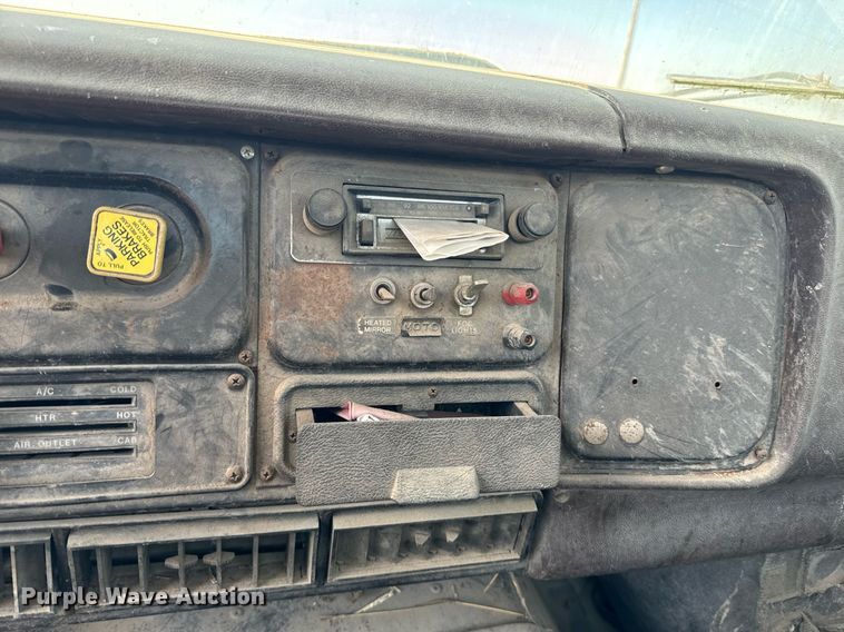 image for item EE7754 1985 International  2375 truck cab and chassis