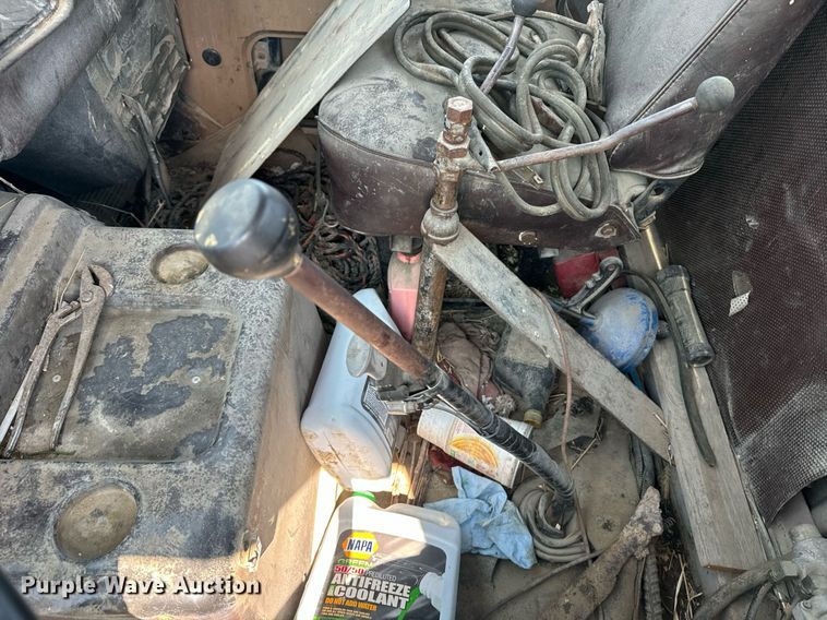 image for item EE7754 1985 International  2375 truck cab and chassis