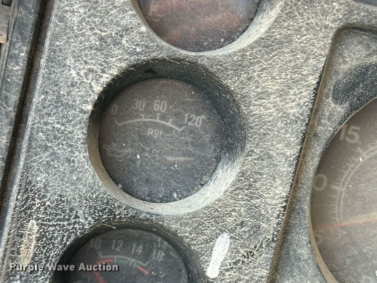 image for item EE7754 1985 International  2375 truck cab and chassis