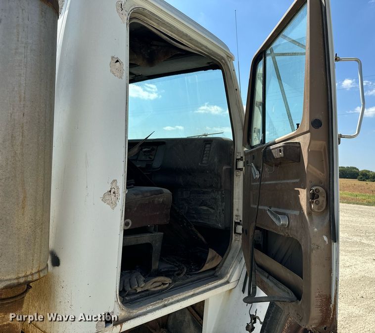 image for item EE7754 1985 International  2375 truck cab and chassis