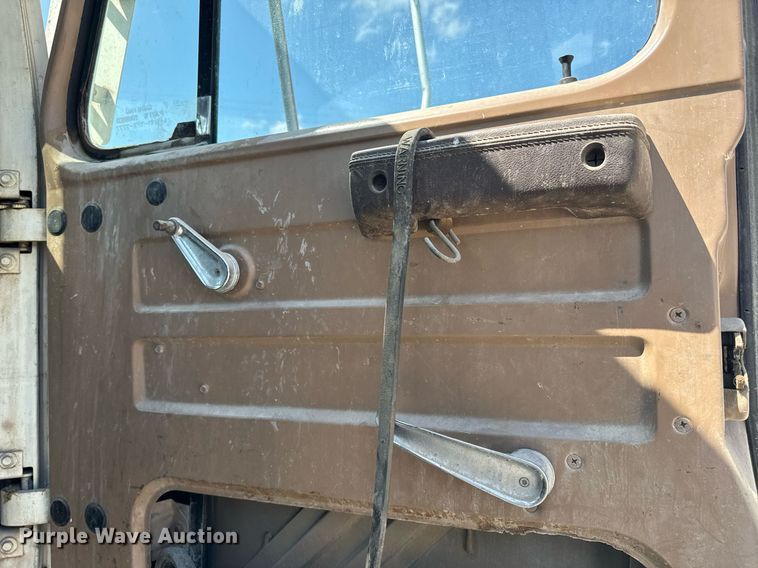 image for item EE7754 1985 International  2375 truck cab and chassis