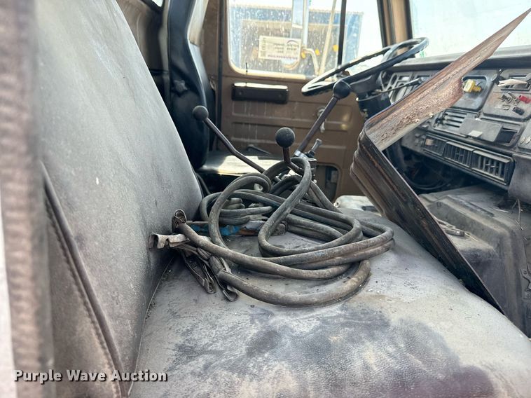 image for item EE7754 1985 International  2375 truck cab and chassis