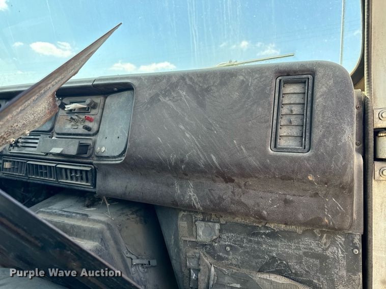 image for item EE7754 1985 International  2375 truck cab and chassis