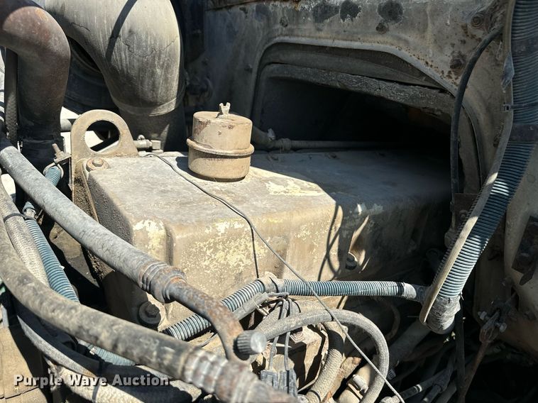 image for item EE7754 1985 International  2375 truck cab and chassis