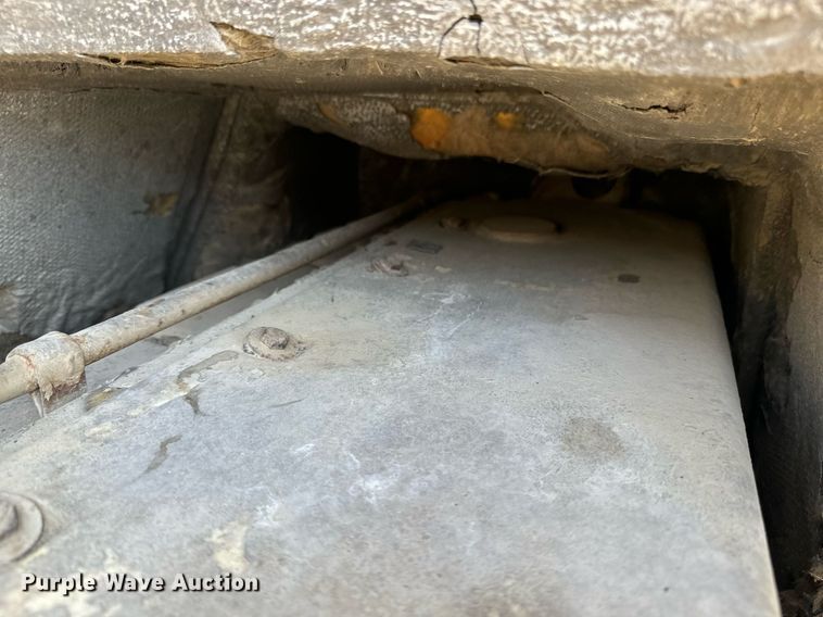 image for item EE7754 1985 International  2375 truck cab and chassis