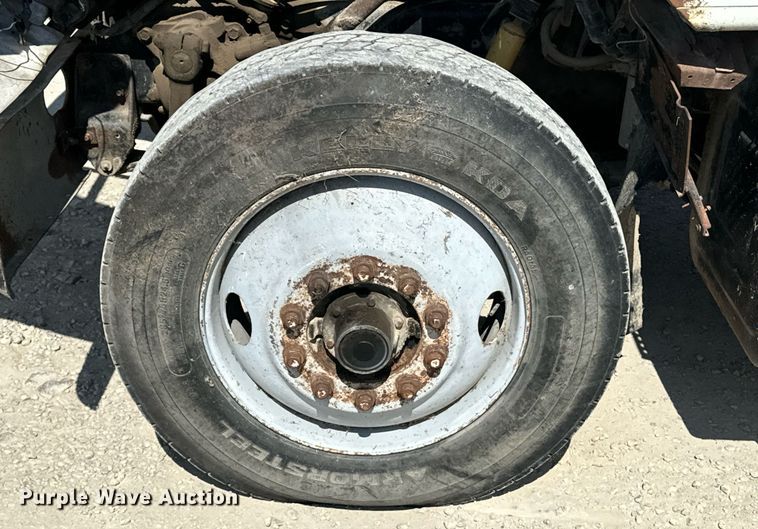 image for item EE7754 1985 International  2375 truck cab and chassis