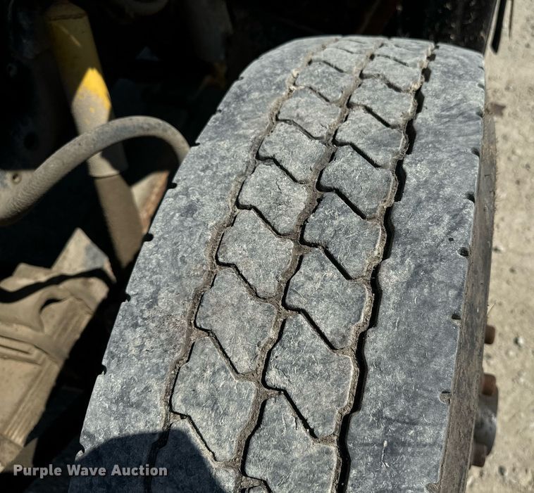 image for item EE7754 1985 International  2375 truck cab and chassis