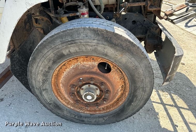 image for item EE7754 1985 International  2375 truck cab and chassis