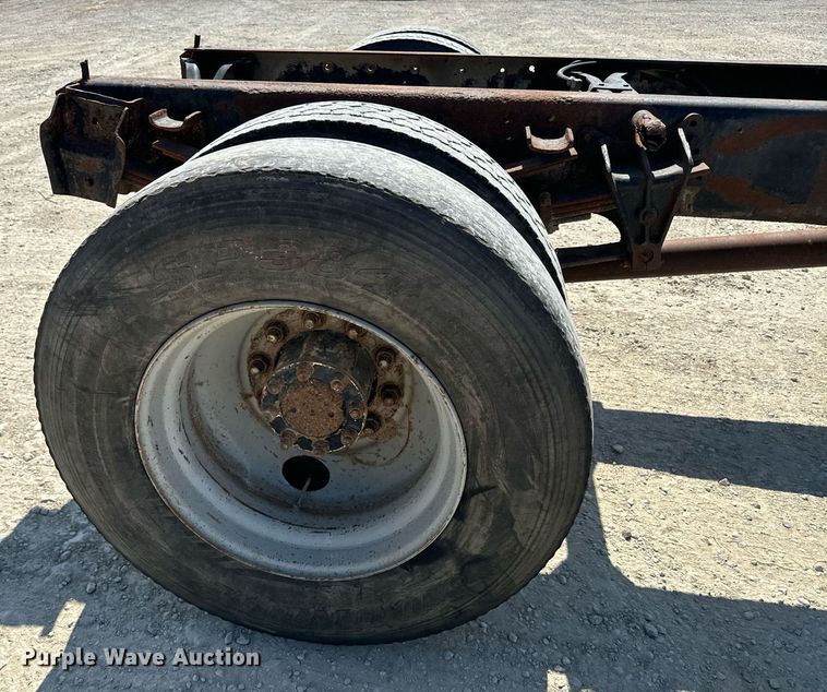 image for item EE7754 1985 International  2375 truck cab and chassis