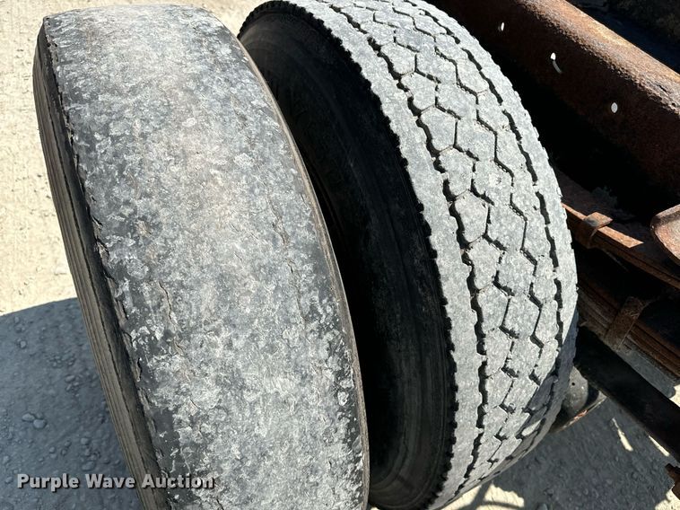 image for item EE7754 1985 International  2375 truck cab and chassis