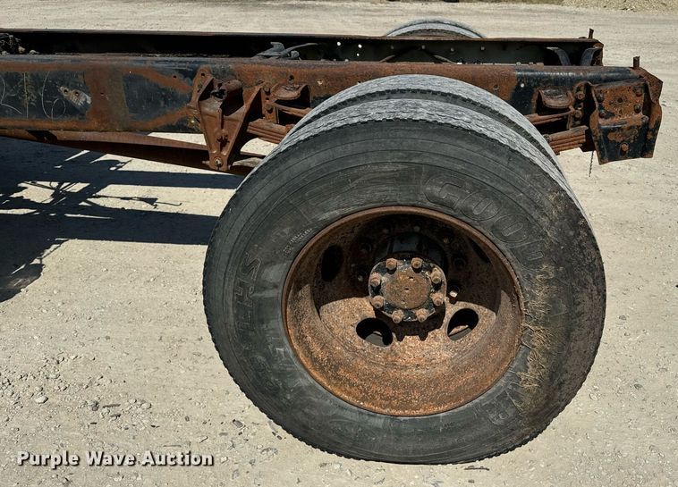 image for item EE7754 1985 International  2375 truck cab and chassis