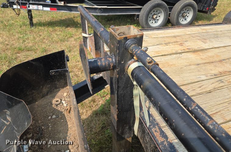 image for item EE8500 2011 Lamar  Carhauler equipment trailer