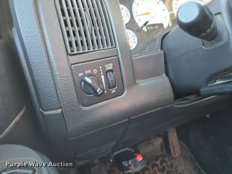 image for item EE8505 2004 Dodge Ram 2500 Quad Cab pickup truck