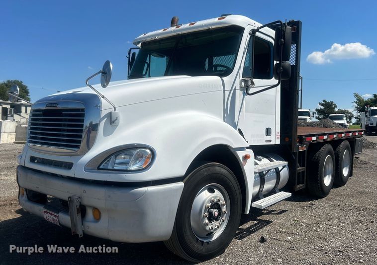 image for item EG1021 2004 Freightliner  Columbia flatbed truck