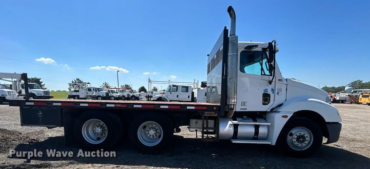 image for item EG1021 2004 Freightliner  Columbia flatbed truck