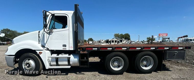 image for item EG1021 2004 Freightliner  Columbia flatbed truck