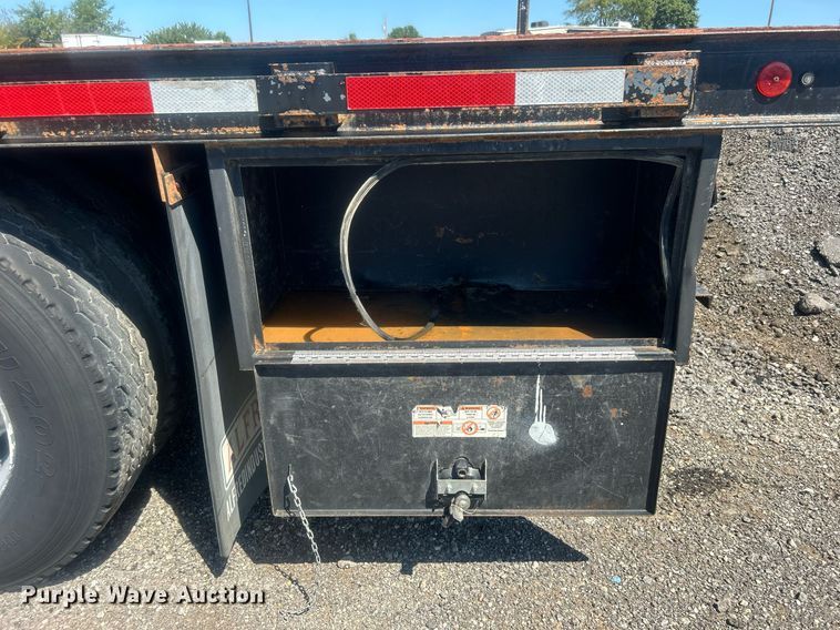 image for item EG1021 2004 Freightliner  Columbia flatbed truck