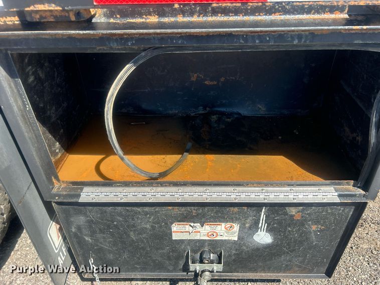 image for item EG1021 2004 Freightliner  Columbia flatbed truck