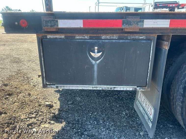 image for item EG1021 2004 Freightliner  Columbia flatbed truck