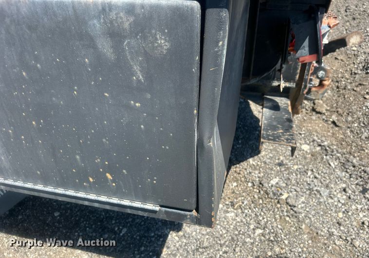 image for item EG1021 2004 Freightliner  Columbia flatbed truck