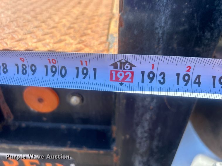 image for item EG1021 2004 Freightliner  Columbia flatbed truck